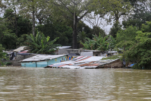 Fotografía que muestra este viernes una zona afectada por inundaciones en el barrio Zarabanda, en Montería (Colombia). EFE/ Carlos Ortega