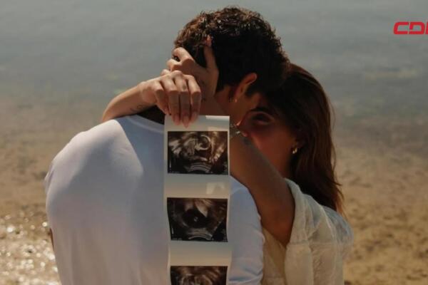 Isabella Ladera y Hugo García comparten la noticia de su embarazo con una fotografía en la playa donde muestran las ecografías de su bebé.