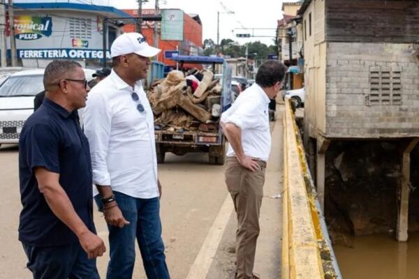 Ito Bisonó, ministro de Vivienda, Hábitat y Edificaciones en Gaspar evaluando daños por desbordamiento del rio Joba. 
