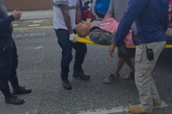 El incidente se produjo en medio de la ceremonia religiosa, cuando Guerrero se encontraba realizando su labor periodística. 