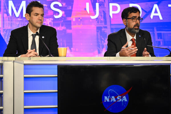 El administrador de la NASA, Jared Isaacman, y el administrador asociado de la NASA, Amit Kshatriya, hablan durante una conferencia de prensa para brindar información actualizada sobre la misión Artemis II en el Centro Espacial Kennedy en Cabo Cañaveral, Florida, el 27 de febrero de 2026. (Foto de Miguel J. Rodríguez Carrillo / AFP) 