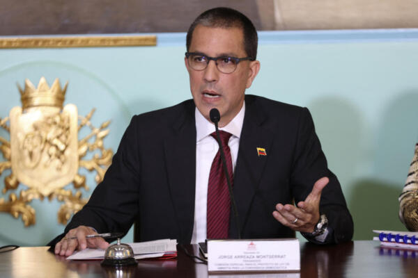 El presidente de la Comisión de Amnistía Parlamentaria, Jorge Arreaza, habla durante una reunión de la Comisión de Amnistía con miembros del sistema de justicia en la sede de la Asamblea Nacional en Caracas el 7 de febrero de 2026. El 6 de febrero, el presidente del parlamento venezolano prometió la pronta liberación de los presos políticos restantes durante una reunión con sus familiares, en la que se comprometió a corregir los errores del gobierno. (Foto de Pedro MATTEY / AFP)
