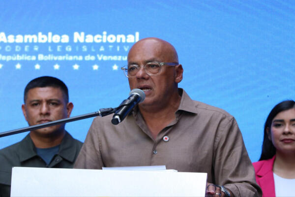 Fotografía difundida por el canal estatal Venezolana de Televisión (VTV) del presidente del Parlamento de Venezuela, Jorge Rodríguez, hablando este sábado, en Caracas (Venezuela). EFE/ VTV