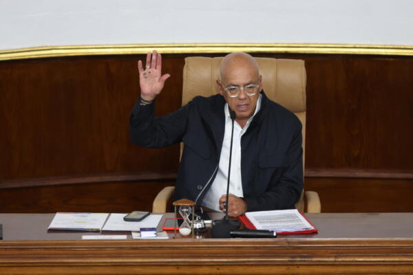 El presidente de la Asamblea Nacional de Venezuela, Jorge Rodríguez, levanta la mano durante el debate sobre un proyecto de ley de amnistía propuesto por la presidenta interina Delcy Rodríguez en Caracas el 12 de febrero de 2026. El Parlamento venezolano inició el jueves el debate final para la aprobación de una ley de amnistía general que se espera conduzca a la liberación masiva de presos políticos. (Foto de Pedro MATTEY / AFP)
