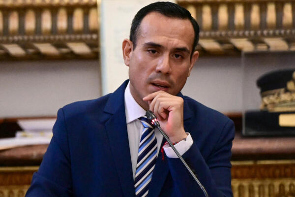 El presidente interino de Perú, José Jeri, comparece ante una comisión del Congreso para declarar sobre presuntas irregularidades en reuniones con empresarios chinos en el Congreso Nacional en Lima el 21 de enero de 2026. (Foto de Ernesto BENAVIDES / AFP)
