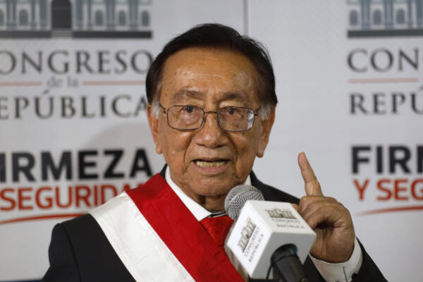 El nuevo mandatario interino de Perú, José María Balcázar, habla en una rueda de prensa este miércoles, en Lima (Perú). EFE/ STR