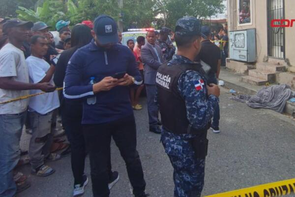 Escena del hecho ocurrida en el residencial Santa María, en La Vega, donde un joven de 31 años fue ultimado a puñaladas; el caso es investigado por las autoridades.