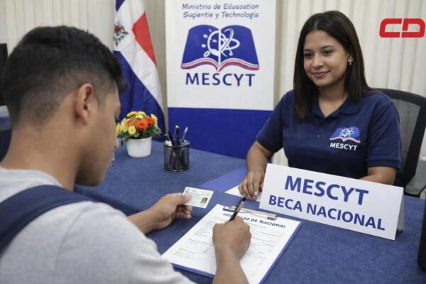 Joven optando por una beca nacional de Mescyt. Foto: CDN Digital