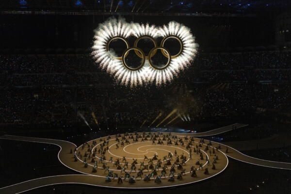 Los aros olímpicos se despliegan sobre el escenario durante la ceremonia de apertura de los Juegos Olímpicos Milán Cortina 2026. que se celebra este viernes. EFE/ SALVATOREDI NOLFI *Sólo uso editorial*