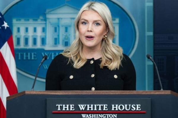La secretaria de prensa de la Casa Blanca, Karoline Leavitt, habla durante una conferencia de prensa en la Sala Brady de la Casa Blanca, en Washington, D.C., el 18 de febrero de 2026. (Foto: SAUL LOEB / AFP)
