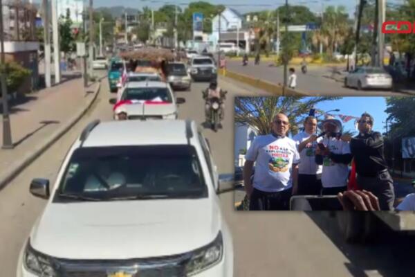 Vehículos recorren la carretera Navarrete–Puerto Plata durante la caravana convocada en defensa de la Cordillera Septentrional.