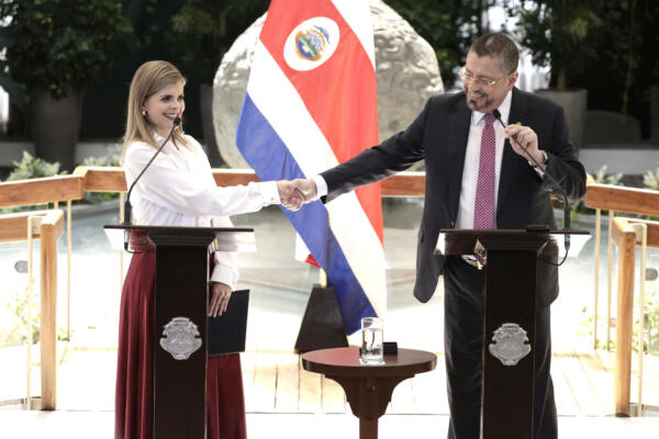 El presidente de Costa Rica, Rodrigo Chaves (d), saluda a la presidenta electa de Costa Rica, Laura Fernández, durante una rueda de prensa este miércoles, en San José (Costa Rica). Chaves anunció el nombramiento de Fernández como ministra de la Presidencia para agilizar una transición 