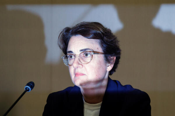  La presidenta del Museo del Louvre, Laurence des Cars, observa antes del inicio de una audiencia ante la comisión de cultura del Senado en el Senado francés en París el 17 de diciembre de 2025. (Foto de GEOFFROY VAN DER HASSELT / AFP)