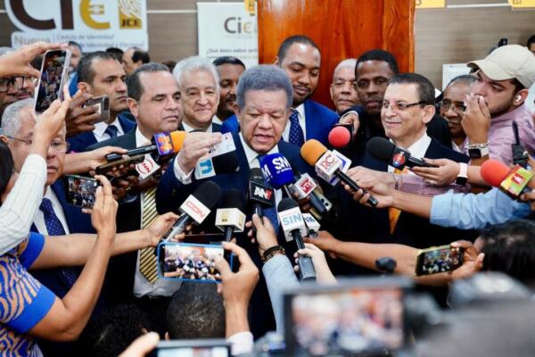 El exmandatario, Leonel Fernández, en la sede de la JCE realizando su cambio de cédula.