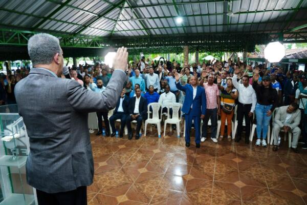 Leonel Fernández lideró un acto de juramentación en Licey al Medio, incorporando a destacados dirigentes políticos a la Fuerza del Pueblo.
