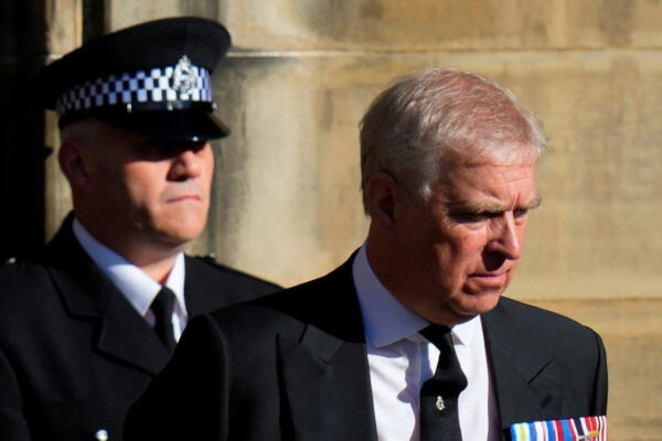 La policía británica informó este jueves que el expríncipe Andrés fue puesto en libertad 