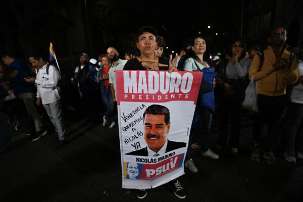 Una simpatizante del destituido presidente Nicolás Maduro gesticula mientras participa en una vigilia en Caracas el 2 de febrero de 2026. El 2 de febrero, la nueva jefa de la diplomacia de Washington en Venezuela declaró que, en una reunión con el presidente interino del país, abordó el tema de la transición tras el derrocamiento de Nicolás Maduro. (Foto de Juan BARRETO / AFP)
