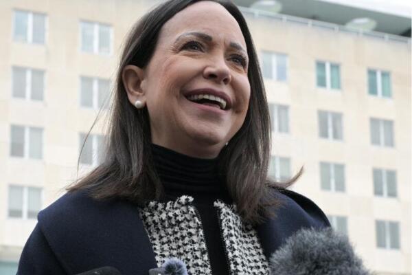 La líder opositora venezolana, María Corina Machado, habla con la prensa tras reunirse con el secretario de Estado de Estados Unidos, Marco Rubio, en el Departamento de Estado de Estados Unidos en Washington, D.C., el 28 de enero de 2026. (Foto de Oliver Contreras / AFP)
