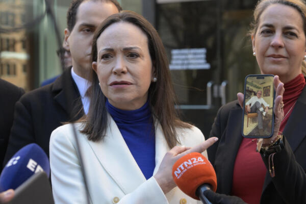 La principal líder opositora venezolana, María Corina Machado, habla con periodistas a su salida de la Comisión Interamericana de Derechos Humanos (CIDH) este lunes, en Washington (Estados Unidos). Machado -condenó este lunes la detención en Venezuela del exdiputado antichavista recién liberado Juan Pablo Guanipa, que calificó de secuestro, y acusó de 