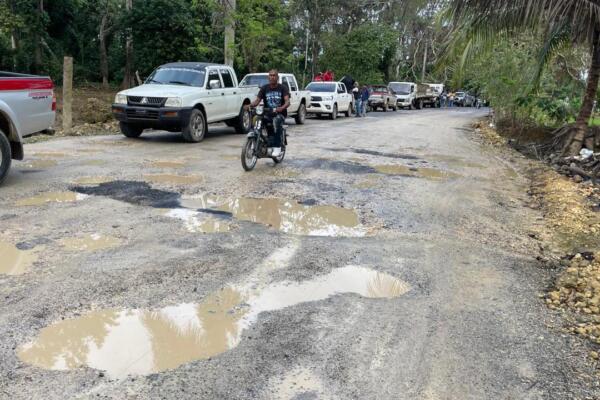 Protesta en Nagua por tramo sin terminar en la carretera / Foto: CDN