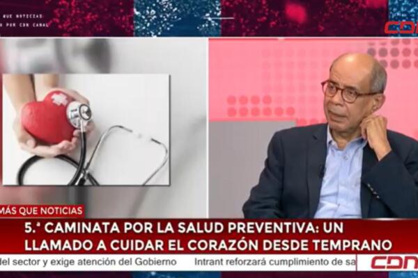 La dermatopatóloga Raisa Acosta y el oftalmólogo Manuel Madera Iglesias durante su participación en Más que Noticias, donde promovieron la prevención cardiovascular en jóvenes y adultos.