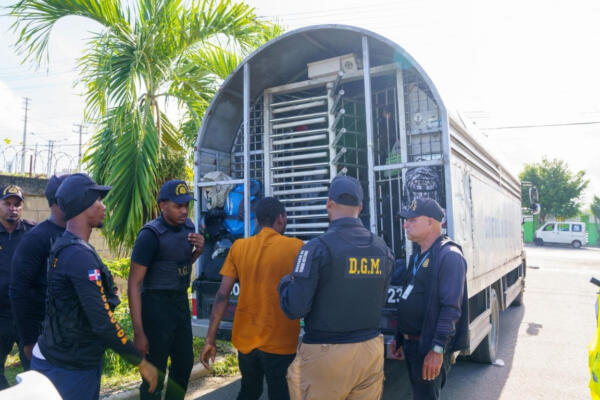 Residentes de Los Mina calificaron como positivo el operativo migratorio realizado por autoridades en distintos puntos del sector.