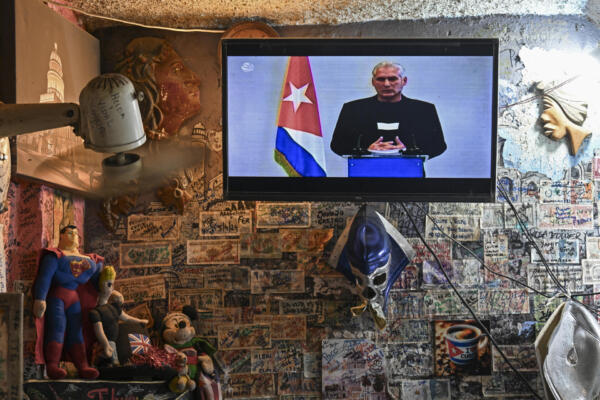 Vista de un televisor que muestra al presidente cubano Miguel Díaz-Canel hablando en la Televisión Nacional, en La Habana, el 5 de febrero de 2026. Cuba está dispuesta a dialogar con Estados Unidos, pero sin presiones, insistió el jueves el presidente Miguel Díaz-Canel tras meses de amenazas del presidente estadounidense Donald Trump. (Foto de YAMIL LAGE / AFP)
