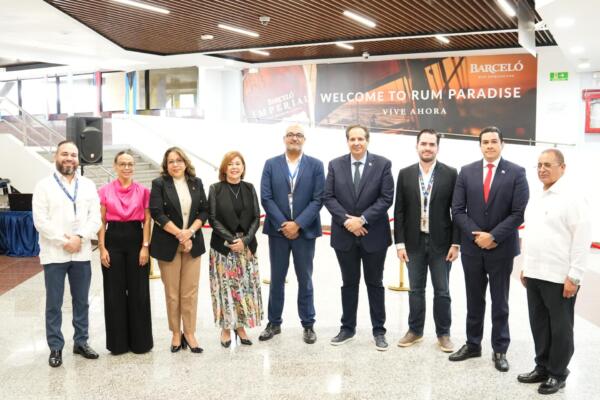 El ministro Víctor Atallah y autoridades del sector salud y aeroportuario durante la inauguración del Punto de Entrada Aéreo en el AILA, destinado a reforzar la seguridad sanitaria nacional.