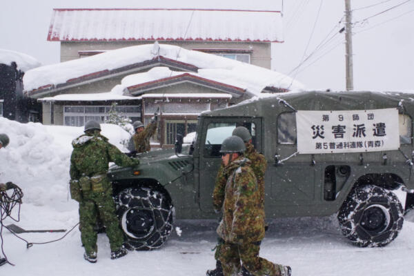 Esta foto, tomada el 7 de febrero de 2026 y recibida el 10 de febrero del Ministerio de Defensa de Japón, muestra a miembros del 5.º Regimiento de Infantería de la Fuerza Terrestre de Autodefensa de Japón, estacionados en la prefectura de Aomori, realizando tareas de limpieza de nieve en un pueblo de la prefectura. Casi tres semanas de fuertes nevadas han causado la muerte de 46 personas y herido a otras 558 en Japón, según datos recientes de la Agencia de Gestión de Incendios y Desastres del 10 de febrero. (Foto de Handout / Ministerio de Defensa de Japón / AFP)