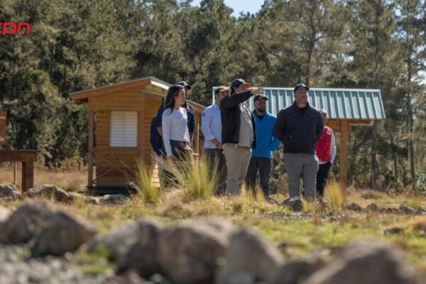 El ministro de Medio Ambiente, Paíno Henríquez, junto a autoridades y técnicos, durante un recorrido de supervisión por la nueva área de acampar Jardín del Edén, en el Parque Nacional Valle Nuevo, en Constanza.