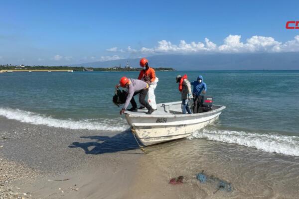 Autoridades y comunitarios observan la zona costera de Barahona donde fueron hallados los pescadores fallecidos, en medio de la incertidumbre que rodea el caso.