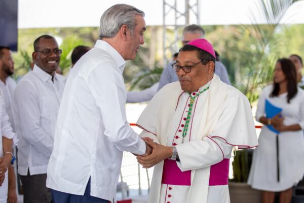 Monseñor Tomás Alejo junto al presidente de la República, Luis Abinader.