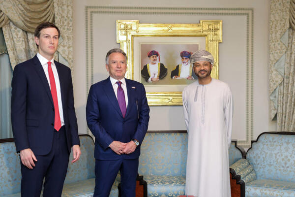 En esta foto difundida por el Ministerio de Asuntos Exteriores de Omán el 6 de febrero de 2026, el enviado especial estadounidense Steve Witkoff (centro), Jared Kushner y el ministro de Asuntos Exteriores de Omán, Badr bin Hamad al-Busaidi, posan para una foto durante una reunión en Mascate. Irán y Estados Unidos iniciaron conversaciones el 6 de febrero en Omán. Washington se negó a descartar una acción militar contra su enemigo si la diplomacia fracasaba, mientras que la república islámica prometió defenderse de cualquier exigencia excesiva. (Foto de Handout / Ministerio de Asuntos Exteriores de Omán / AFP) /