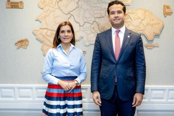 Leah Francis Campos, embajadora de los Estados Unidos en el país y Omar Fernández, senador de la República por el Distrito Nacional. 