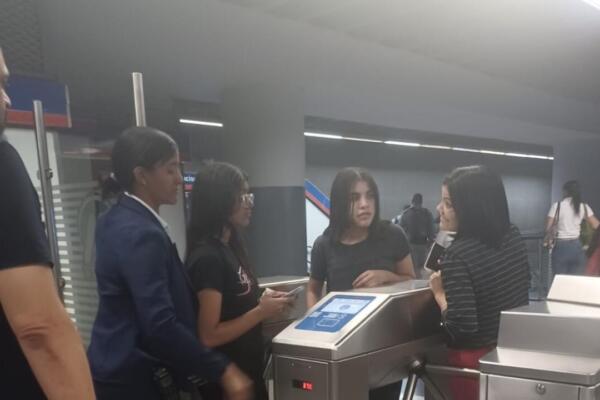 Operadora explicando a usuarios el uso del torniquete de pago de tarifa integrada en la Estación Francisco Gregorio Billini (Línea 2) del Metro de Santo Domingo. Foto: CDN Digital