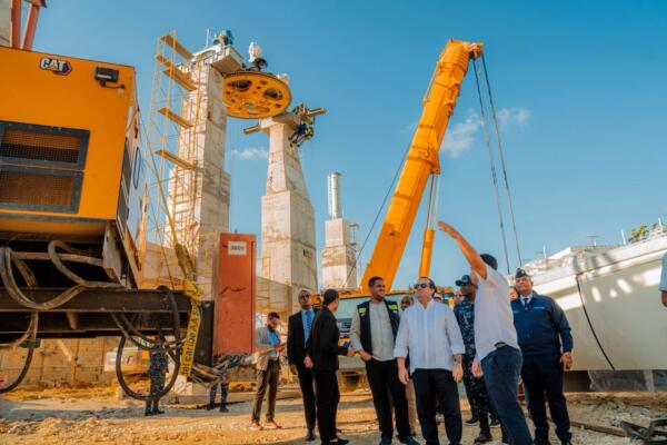 José Ignacio Paliza, ministro de la Presidencia, supervisa avances de Línea 3 del Teleférico SD.