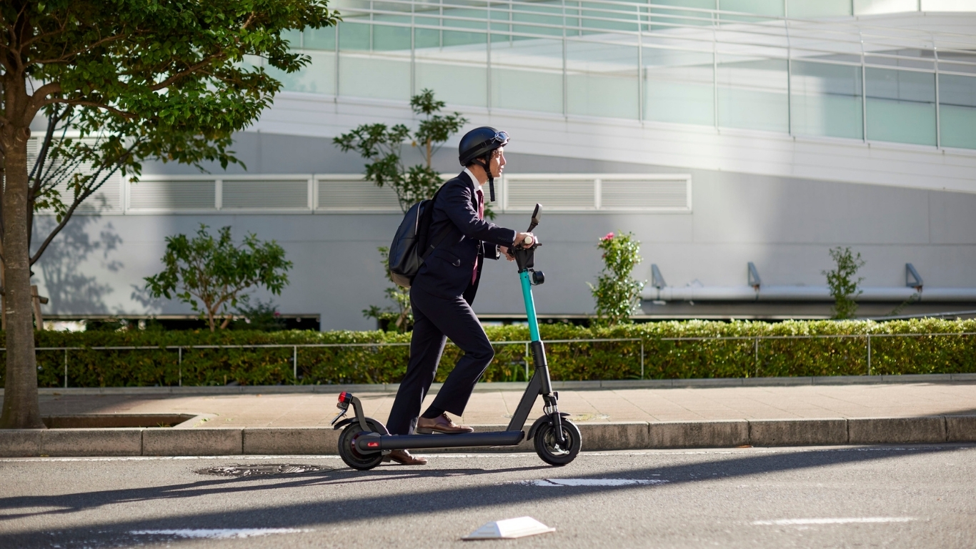 El Gobierno dominicano busca regular las patinetas eléctricas, aquí detallamos cómo algunos países normalizan este medio de transporte.