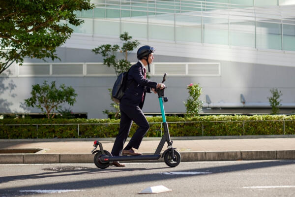 La entidad recordó que las patinetas eléctricas no pueden circular por las aceras y deben respetar un límite máximo de velocidad de 20 kilómetros por hora.