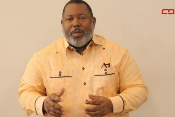 Dirigentes de la Central Nacional de Detallistas Unidos durante su pronunciamiento en Santo Domingo, donde cuestionaron la permanencia de grandes supermercados en la Red de Abastecimiento Social y pidieron igualdad de condiciones para los colmados y pequeños negocios.