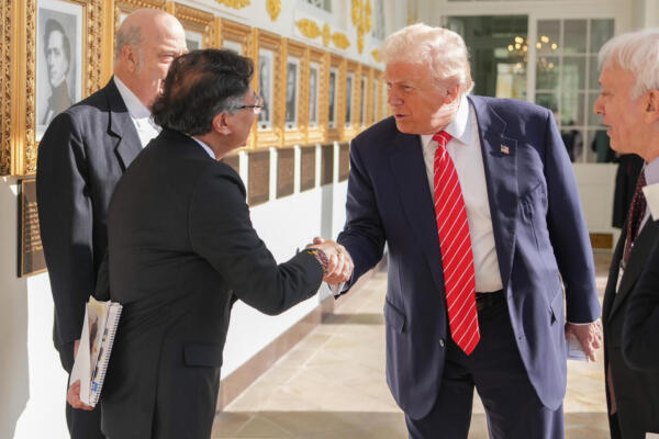 Fotografía publicada en la red social X en la cuenta @infopresidencia que muestra al presidente de Colombia, Gustavo Petro (i), saludando a su homólogo de Estados Unidos, Donald Trump, este martes en la Casa Blanca, en Washington (Estados Unidos). EFE/ @infopresidencia