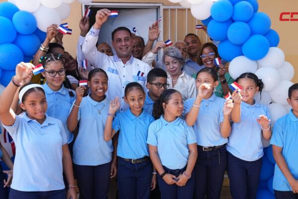 Autoridades del INABIE dejan en funcionamiento el nuevo módulo de salud bucal en el Centro Educativo Leopoldo Miguel Navarro, en Villa Vásquez, provincia Montecristi.