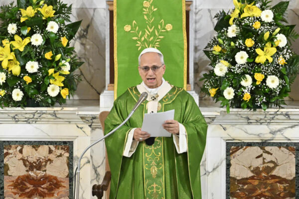 El Papa León XIV oficia una misa durante una visita pastoral a la parroquia de Santa María Reina de la Paz en Ostia Lido, cerca de Roma, el 15 de febrero de 2026. (Foto de Andreas SOLARO / AFP)
