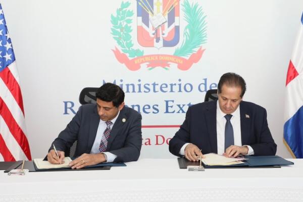 Prashant Hemady, ministro consejero en funciones de la Embajada de los Estados Unidos (izquierda) y Víctor Atallah, ministro de Salud Pública (derecha).