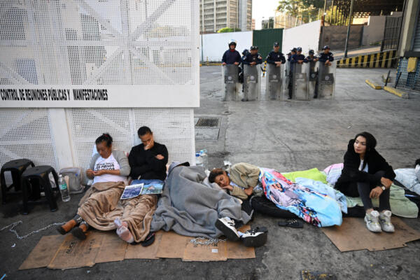 Una decena de familiares de presos políticos inicia huelga de hambre en Venezuela