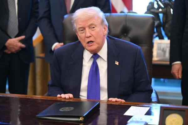 El presidente de Estados Unidos, Donald Trump, habla con la prensa en la Oficina Oval de la Casa Blanca en Washington, D.C., el 2 de febrero de 2026. (Foto de SAUL LOEB / AFP)

