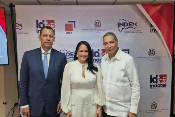 Guido Gómez Mazara,  presidente ejecutivo del Instituto Dominicano de las Telecomunicaciones (Indotel) (izquierda), Celinés Toribio, directora ejecutiva del Instituto de Dominicanos y Dominicanas en el Exterior (Index) (centro).
