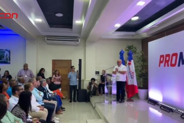 Fabricio Gómez Mazara encabezó la entrega de RD$90 millones en financiamiento a 400 emprendedores de Villa Altagracia, como parte del programa de apoyo a mipymes.