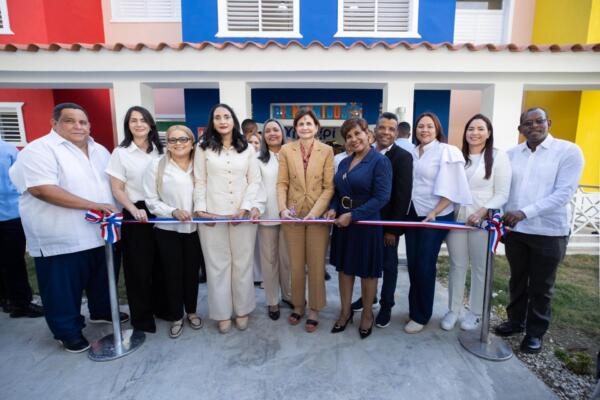 La vicepresidenta Raquel Peña durante la inauguración del Centro Educativo Hermana Dolores García Alcaraz y un Centro de Atención Integral a la Primera Infancia en Azua.