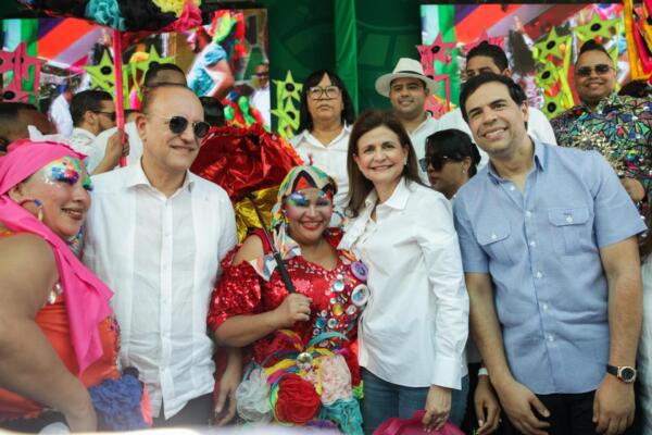 Vicepresidenta, Raquel Peña junto al ministro de Cultura, Roberto Salcedo, durante la segunda salida del Carnaval de Santiago 2026.