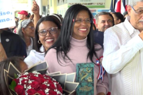 Autoridades educativas reciben en el Aeropuerto Internacional del Cibao a la delegación del centro Cometas de Esperanza, tras obtener el Premio Iberoamericano a la Calidad en España.
